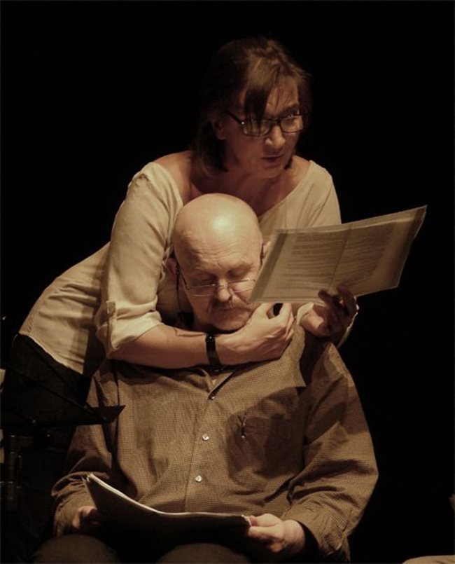 Мария Статулова и Малентин Ганев четат текста на пиесата.
