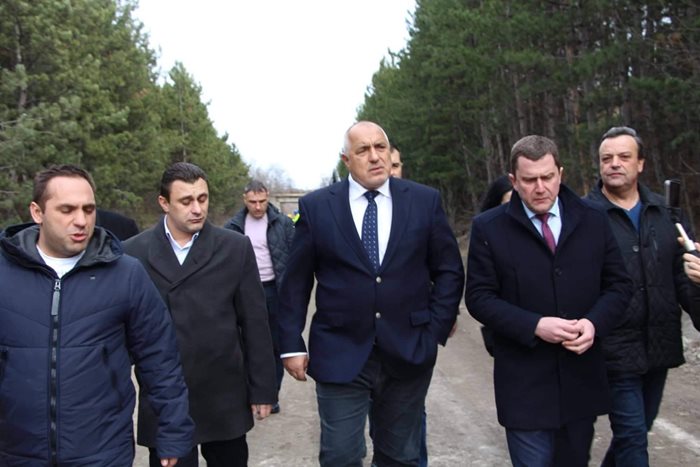 Борисов предлага на кмета Владимиров да даде на икономическия министър значка за почетен гражданин на Перник, че изкарал един наряд по язовира и водопроводите.