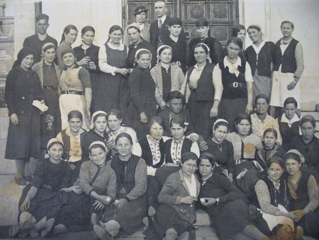 Слугини от София по време на една от традиционните си неделни сбирки - около 1936 година. Мария Мирчева е втората отляво надясно на втория ред, седнала.
Снимка: Личен архив