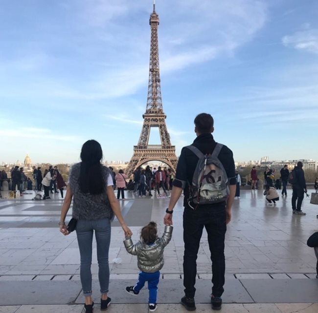 Актьорът с жена си и дъщеря си в Париж