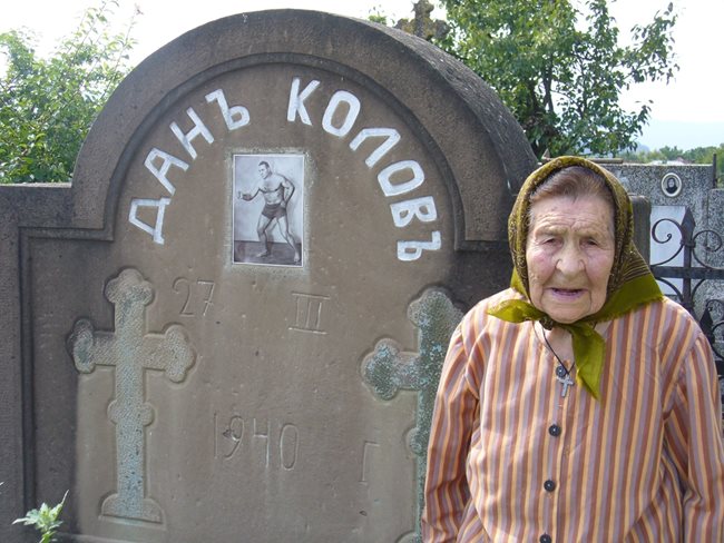 Мария Мирчева на гроба на своя именит съселянин Дан Колов в родното им село Сенник. Паметникът е дело на девер й Мирчо /брат на съпруга й/.
Снимка: Ваньо Стоилов