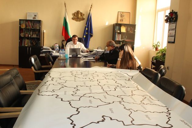 
Здравният министър проф. Костадин Ангелов проведе видеоконферентен разговор с експертните съвети по епидемиология и инфекциозни болести.

СНИМКА: МЗ
