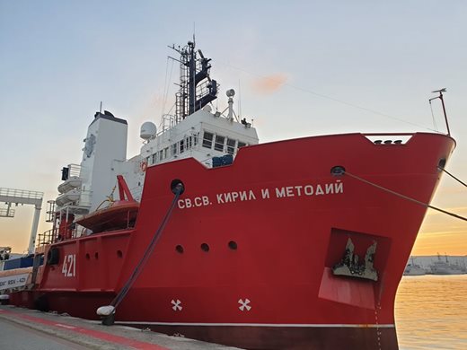 Корабът "Св. св. Кирили Методий" навлиза в Антарктика до часове