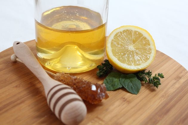 Лимонът и  медът са  особено  ефикасно  средство в  борбата с  черните  точки.  СНИМКИ:  ПИКСАБЕЙ