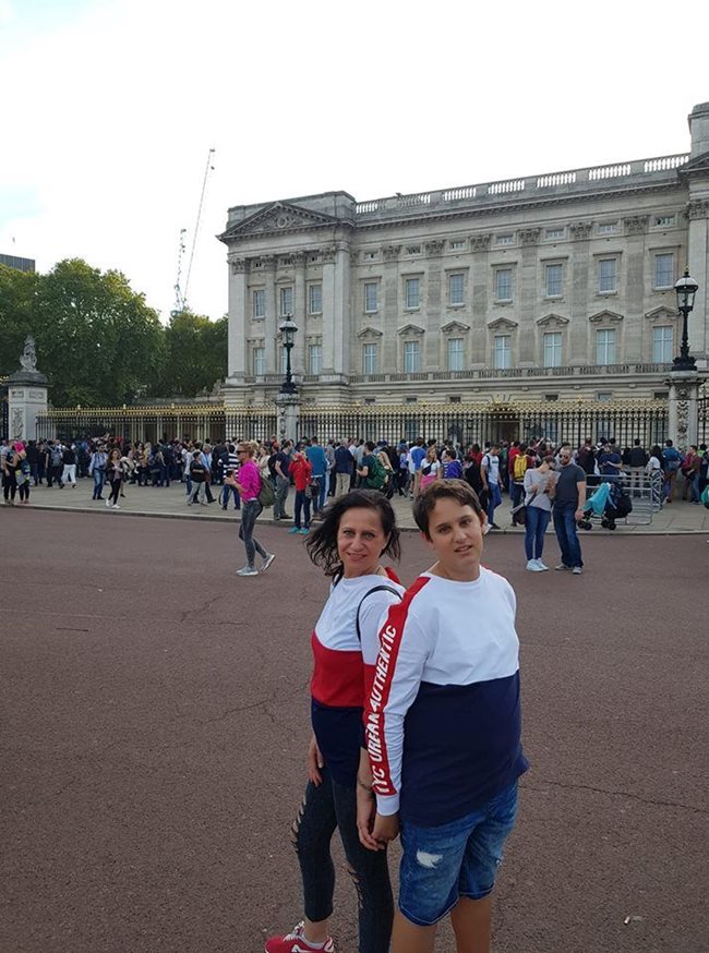 Марияна със сина си Кристиян пред Бъкингамския дворец в Лондон  СНИМКИ: ФЕЙСБУК
