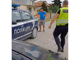 Патрулка връхлетя кола с жена и деца в Раковски. Шофьорката към полицая: Арестувай ме! (Видео, снимки)