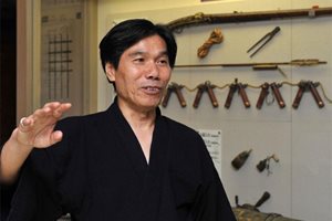 Иничи  Каваками обяснява техниките  на  нинджите.
