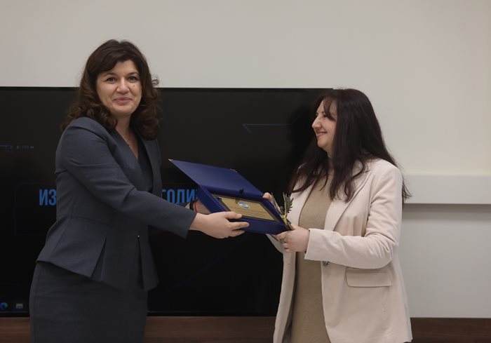 Председателят на Патентното ведомство Владя Борисова връчва награда на Красимира Тодорова-Хайрабедян.
