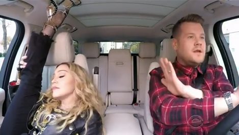 Мадона "помаха" с крак от автомобил (Видео)