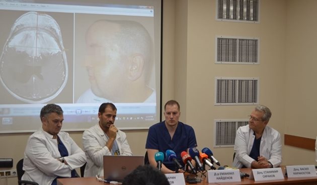 Д-р Марин Пенков, д-р Емануил Найденов, доц. Станимир Сираков и доц. Васил Каракостов (от ляво на дясно)  разказват, че екипът поема предизвикателството да оперира в името на единствения шанс за Божидар.
