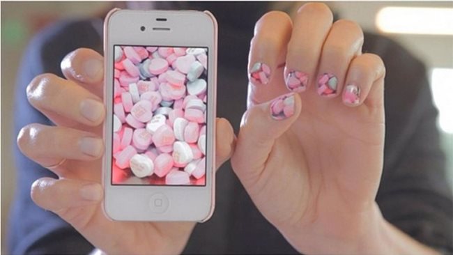 NailSnaps е сред най-новите “разкрасяващи” апликации. Всяка снимка от вашия телефон може да бъде отпечатана като стикер за нокти.