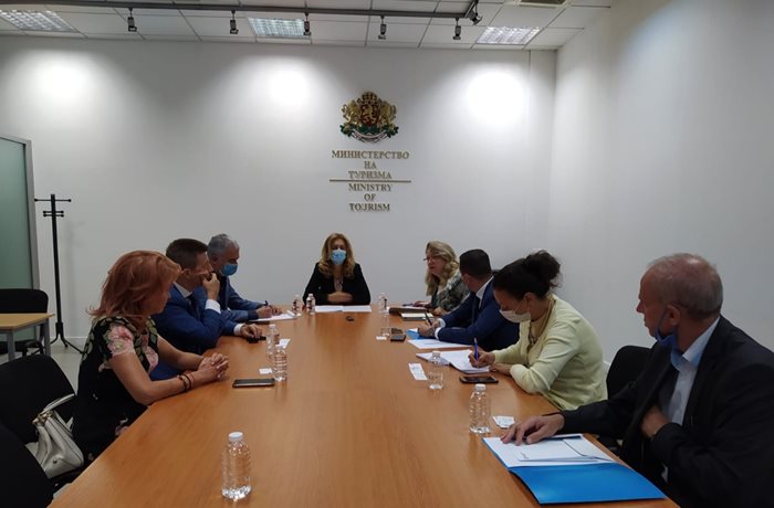 Вицепремиерът Николова проведе работна среща с Асоциацията на банките в България и Българската банка за развитие
