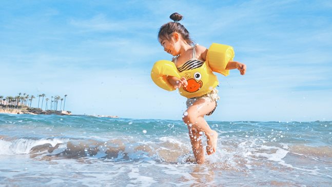 Колко дълго детето може да остане във водата през лятото?