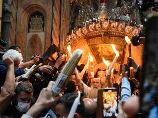 Поклонници от цял свят очакват слизането на Благодатния огън в Йерусалим