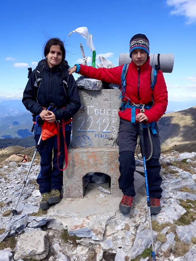 Първият връх, който Виктор и Калинка изкачват като семейство, е Гоцев – 2212 м.