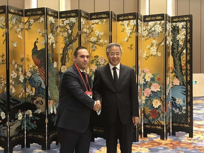 Министърът на икономиката Емил Караниколов поздравява китайския вицепремиер  Ху Чунхуа.