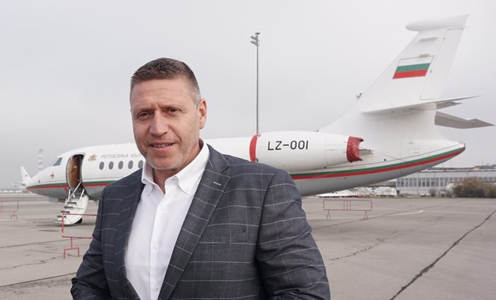 Шефът на правителствения авиоотряд ген. Тодор Коджейков показва фалкона няколко часа след приземяването на премиера Борисов с него.