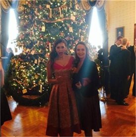 Нина Добрев отиде с майка си на коледен купон в Белия дом