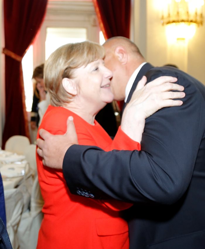 Меркел и Борисов се поздравяват.