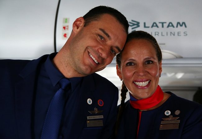 Паула Подест Руис и Карлос Сиуфарди Елорига на церемонията в предната част на самолета СНИМКИ: Ройтерс