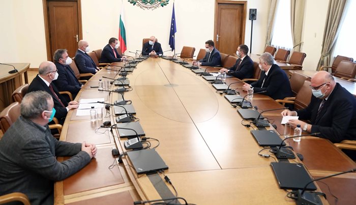 Премиерът Бойко Борисов събра на съвещание за коронавируса членове на НОЩ и министрите на здравеопазването и икономиката.

СНИМКА: МИНИСТЕРСКИ СЪВЕТ
