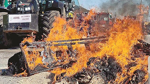 Десетки трактори блокираха пътя Велико Търново - Варна. Фермерите запалиха слама и вълна и изгориха ковчег на символично погребение на българското животновъдство.