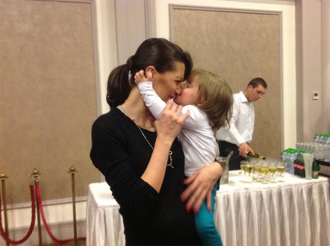 Дария се радва на майка си, като я целува по носа.