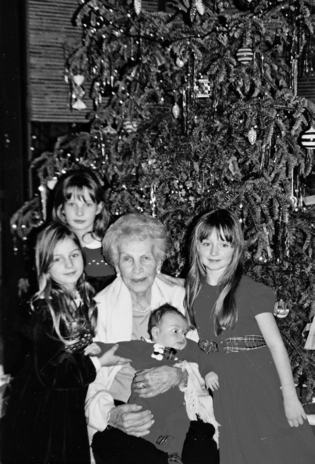 Заедно с правнуците си - Илона и Ема вдясно от нея и Камерън в ръцете й; вляво от нея - внучката й Дарина. Четирите деца, които озариха последните и? години.