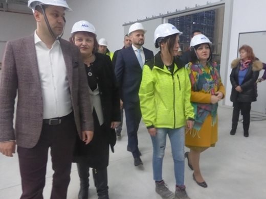 Караянчева провери изграждането на новите заводи край Враца