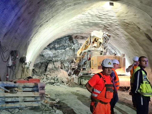 Трима работници в болница след срутване в тунел “Железница” (Обзор)