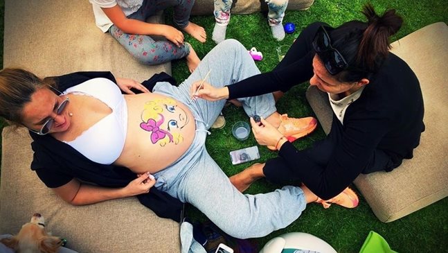 Рисуват момиче върху бременното коремче на Алекс Раева