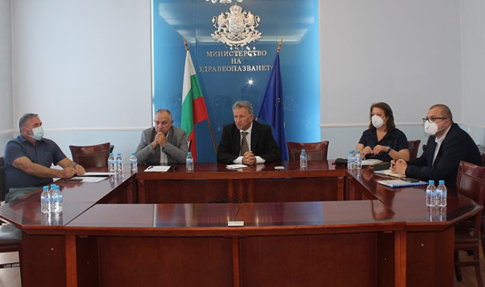 На среща в Министерството на здравеопазването министър д-р Стойчо Кацаров и екипът му обсъдиха с вирусолози, епидемиолози и инфекционисти актуалната епидемична обстановка в страната и необходимостта от въвеждането на противоепидемични мерки. Снимка министерство на здравеопазването
