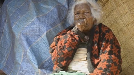Жена от Непал на 112 години пуши от 17-годишна (видео)