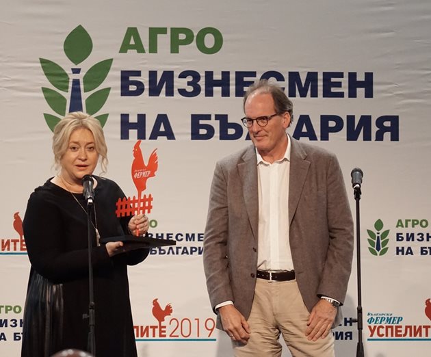 Издателят на вестниците “24 часа” и “Български фермер” Венелина Гочева награди Филип Ромбаут, изпълнителен директор на “Агрополихим” АД, който получи отличието за компания с принос в сектора.