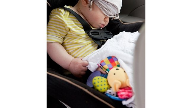 Експерти: Разнасянето на бебешка седалка за кола може да нарани майката след раждане