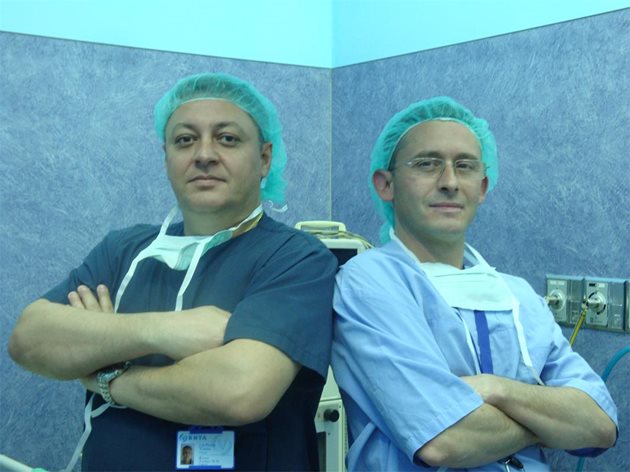 д-р Росен Тушев – завеждащ Хирургичното отделение на МБАЛ „Вита” и д-р Владислав Янков – специалист по коло-ректална хирургия и онкология в МБАЛ „Вита”