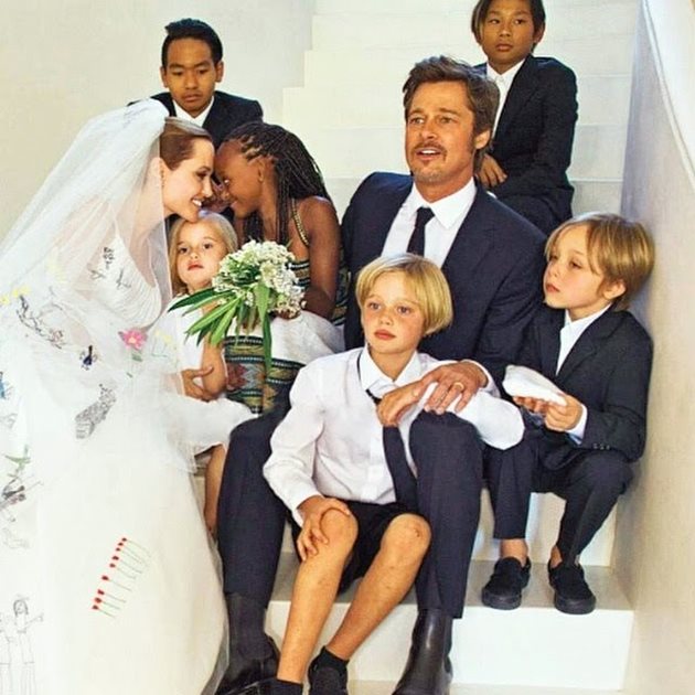 Сватбена снимка на Брад и Анджелина от сватбата им заедно с 6-те им деца.