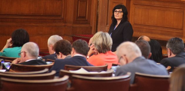 Проф. Асена Стоименова влиза в пленарната зала, след като депутатите я задължиха да се яви за изслушване.