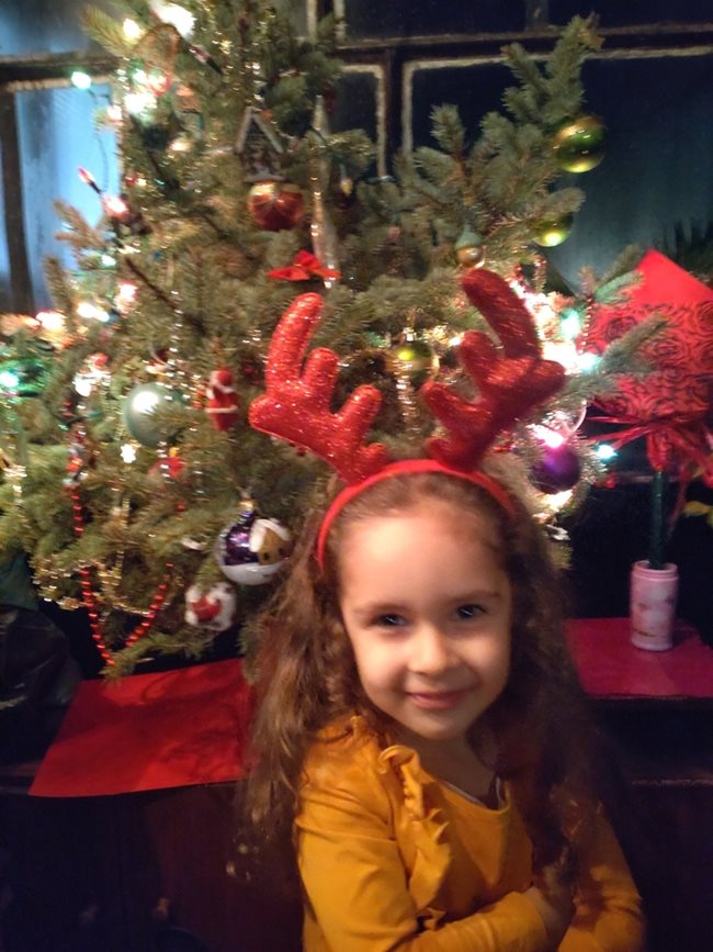Дядо Коледа донесе много радост и подаръци на Йоанна Росенова от Раднево, а бляскаво украсената елха се 
превърна в любимото й място за игра.