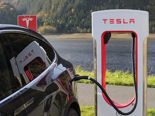 Мъск пуска и други електромобили да зареждат на "Тесла", Байдън доволен