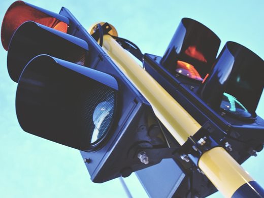 Проект предвижда тактилни знаци и брайлово писмо върху бутоните за пешеходци на светофарите
