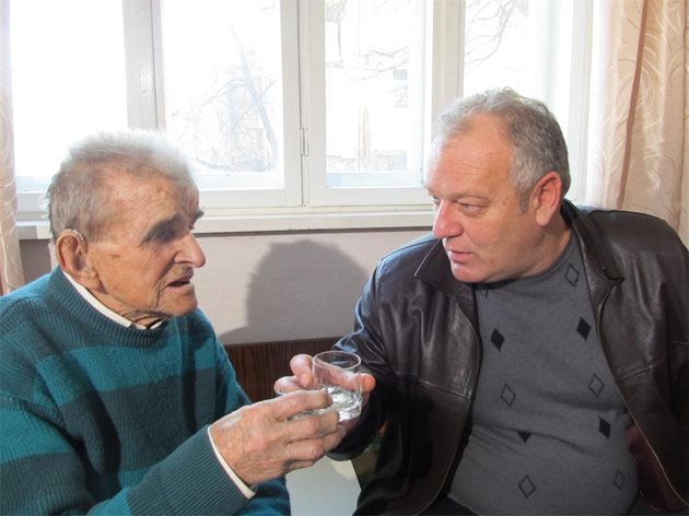 Столетникът е пил ракия за последно през февруари, когато за рожденния ден му гостувал кметът на Смолян Николай Мелемов. 

