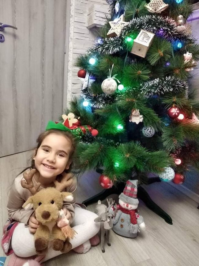 Екатерина Грънчарска от Пловдив посрещна Дядо Коледа с плюшено еленче в ръка и с грейнали от радост очи. Момиченцето бе и първа помощничка в украсяването на елхата.