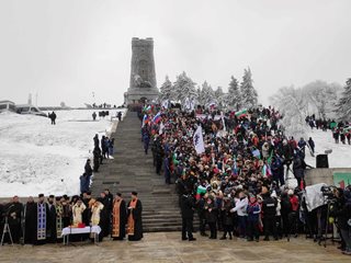 Хиляди пъплиха 10 км пеша по стръмното в студа и мъглата, за да стигнат Шипка за 3 март (Обзор, галерия)