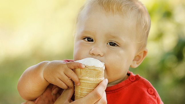 4 неща, които трябва да знаете, ако давате сладолед на бебето