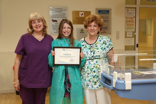 12-годишната Натали Присадашка получи грамота от лекарие в неонатлогията, включително и от началникът й проф. Боряна Слънчева.