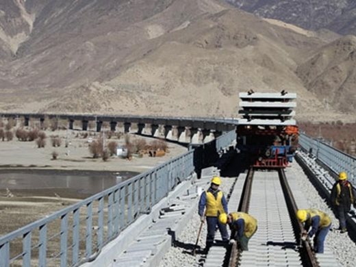 Завърши поставянето на релсите по дългия почти 5 км мост в Тибет