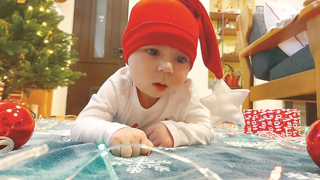 Даниел Мартинов Василев от Монтана посрещна първата си Коледа едва на 4 месеца. Затрупан е от подаръци, защото харесва играчките и им се възхищава с възгласи “Ай!”. Поздрави и светли рождественски празници ни пожела щастливата му баба Камелия Aлександрова.