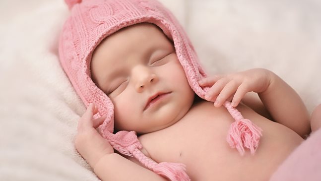 Необходимо ли е да слагам на бебето си шапки за новородено?