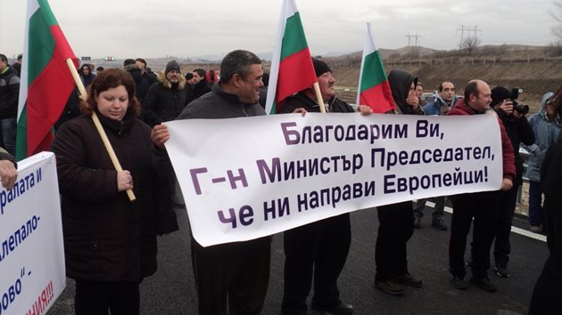Жители на общини, през които минава магистрала "Струма" пристигнаха с благодарствени плакати за откриването.